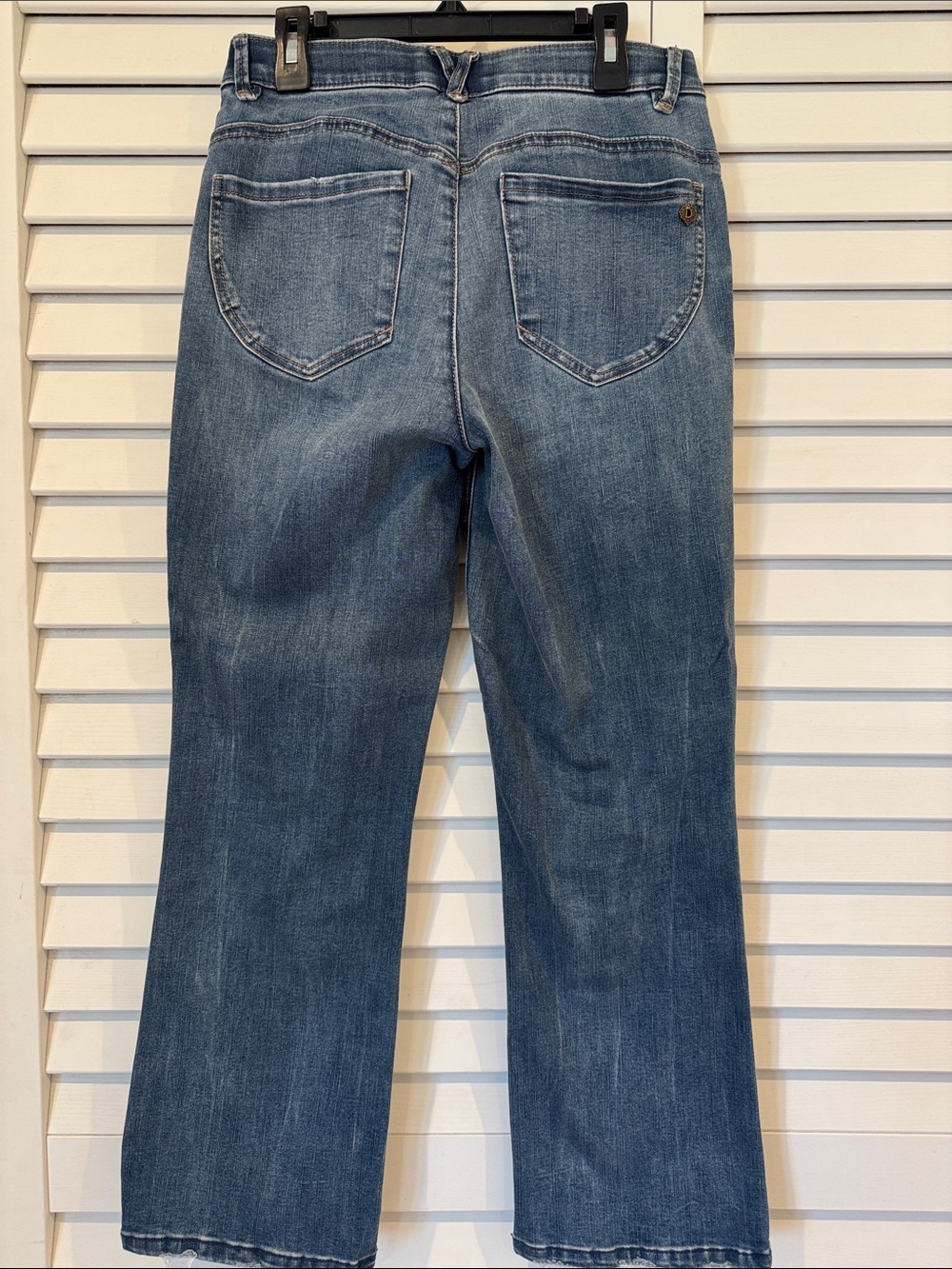 Democracy Women's Ankle Crop Straight-Leg Jeans in Medium Blue Wash - Picture 2 of 5